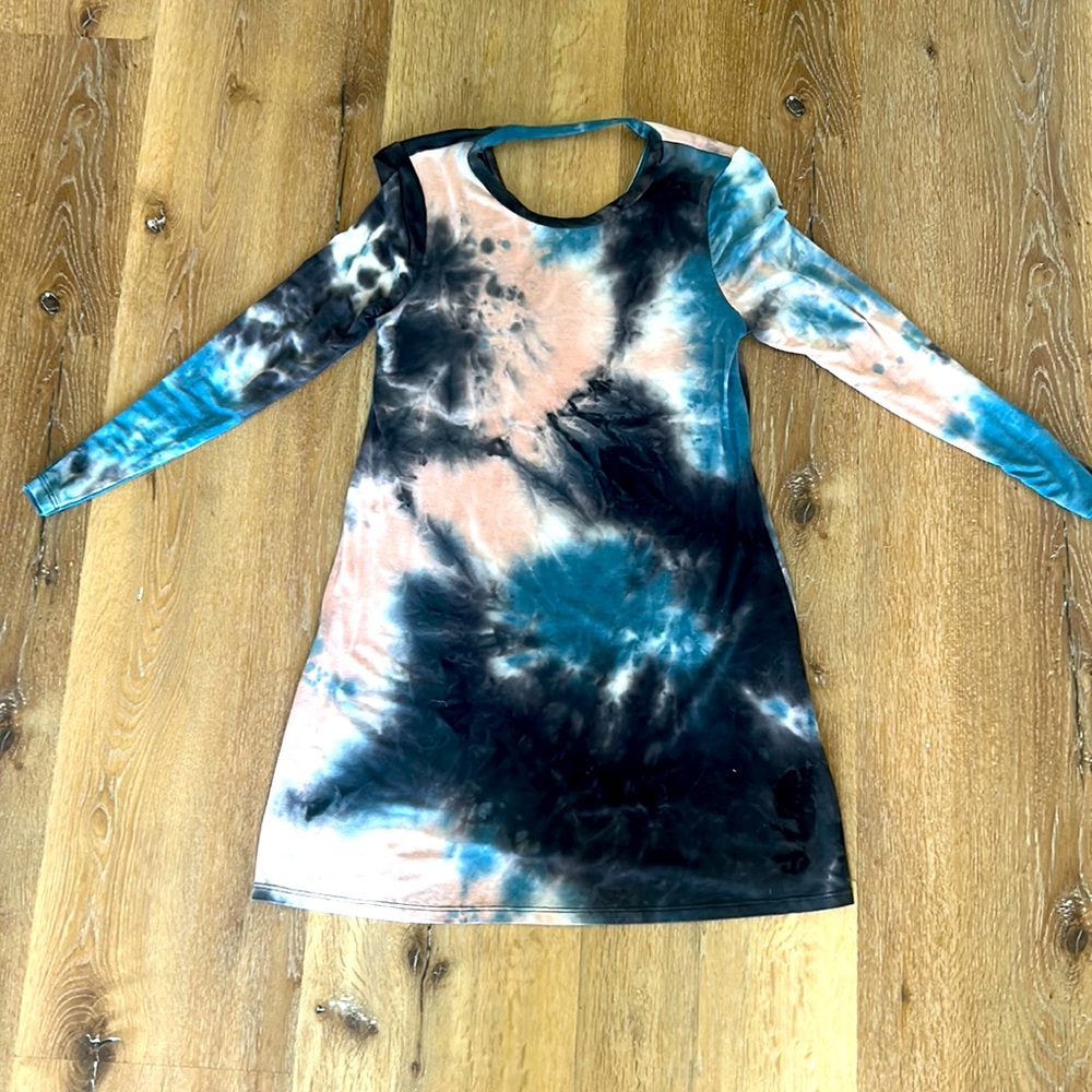 I am selling a marble soft girls dress. It is a size 10/12 in girls.